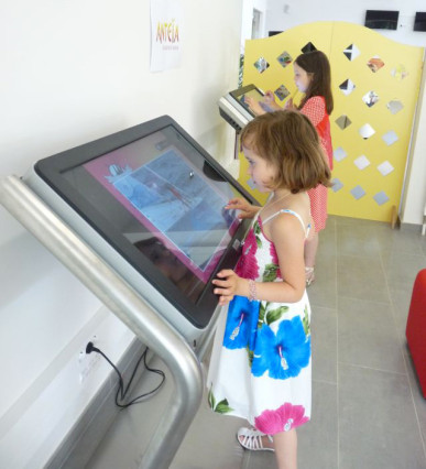 Table tactile accessible aux PRM et aux enfants