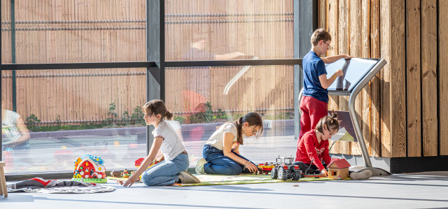 Azimut a intégré plusieurs solutions numériques comme la table tactile Eole, dont le portail a été imaginé notamment avec des jeux pour enfants.