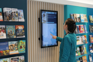 Borne Azimut - écran d'affichage dynamique tactile dans un office de tourisme